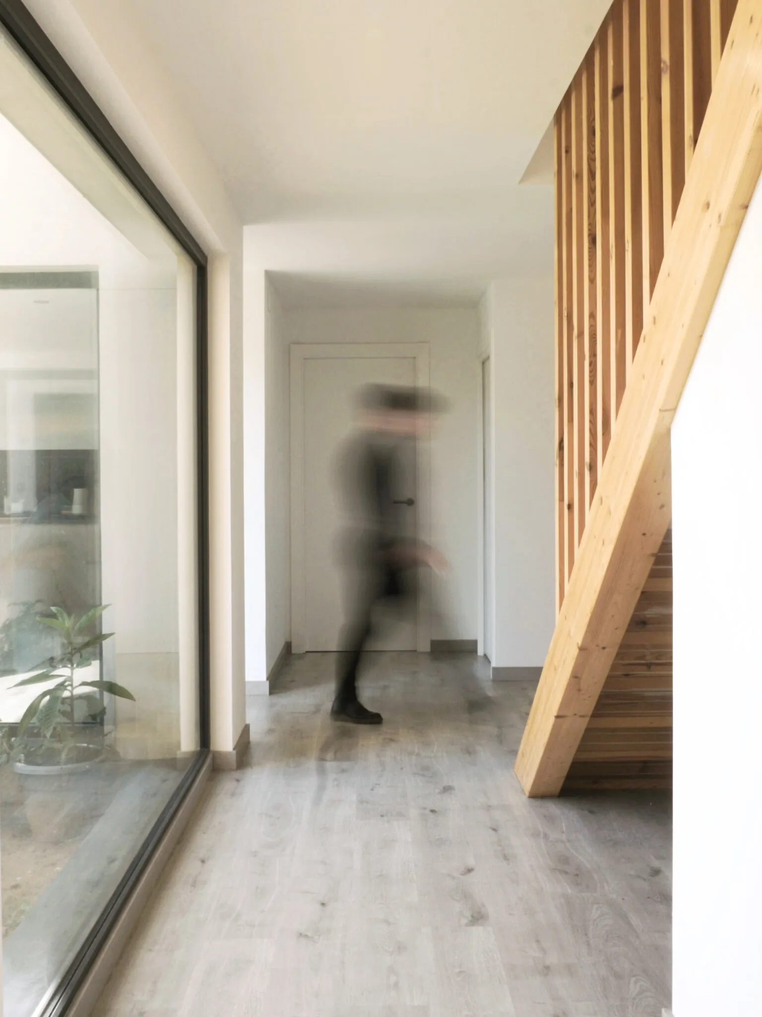 Escalera con celosía de lamas de madera, vivienda unifamiliar de obra nueva en Lliçà d'Amunt