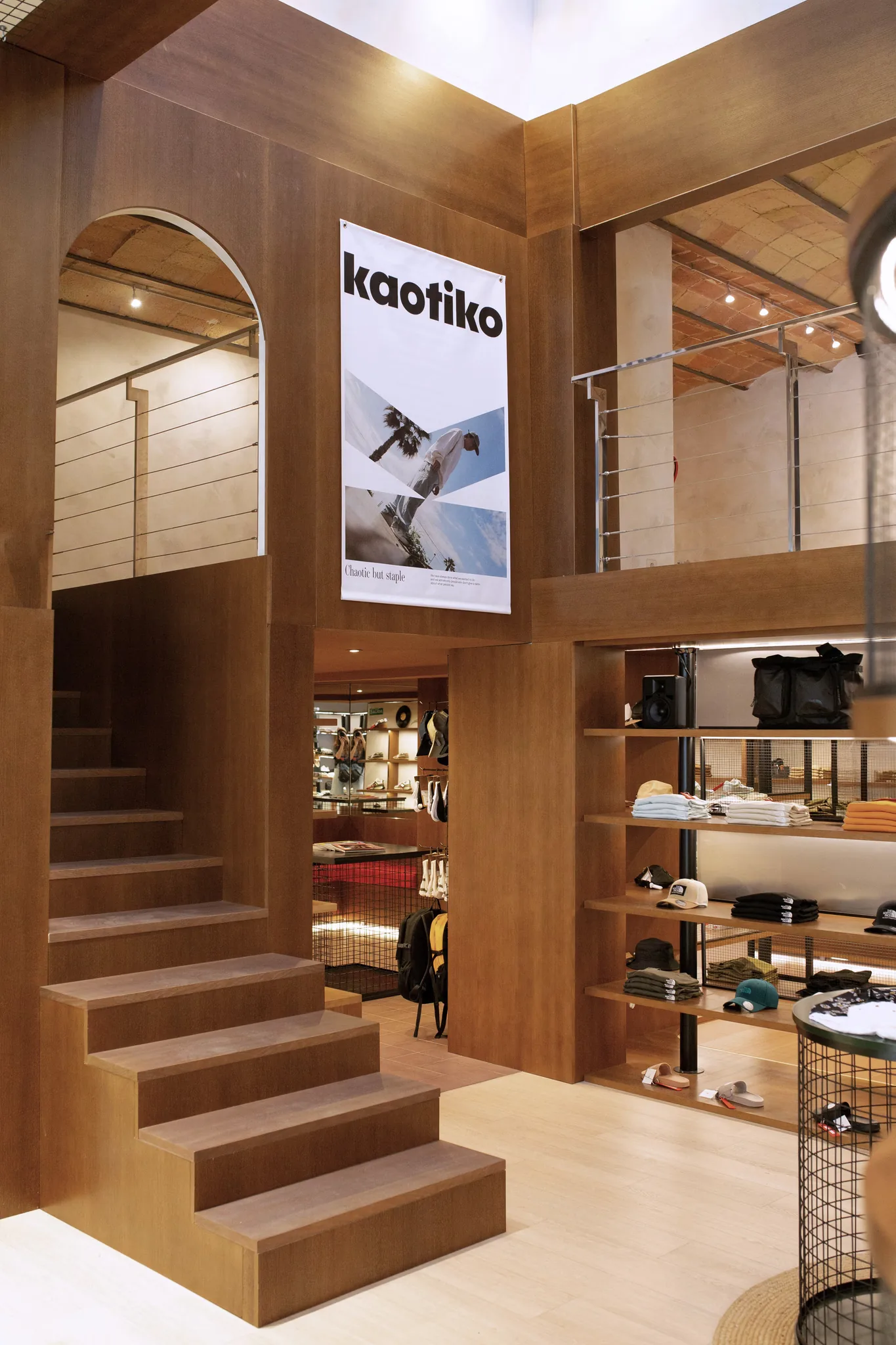 Escalera de madera con cartel de la marca, tienda Kaotiko, Manresa