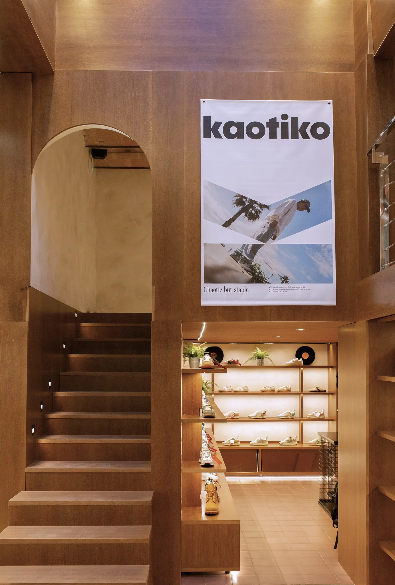 Escalera con expositor de zapatillas y vinilos decorativos, tienda Kaotiko, Manresa