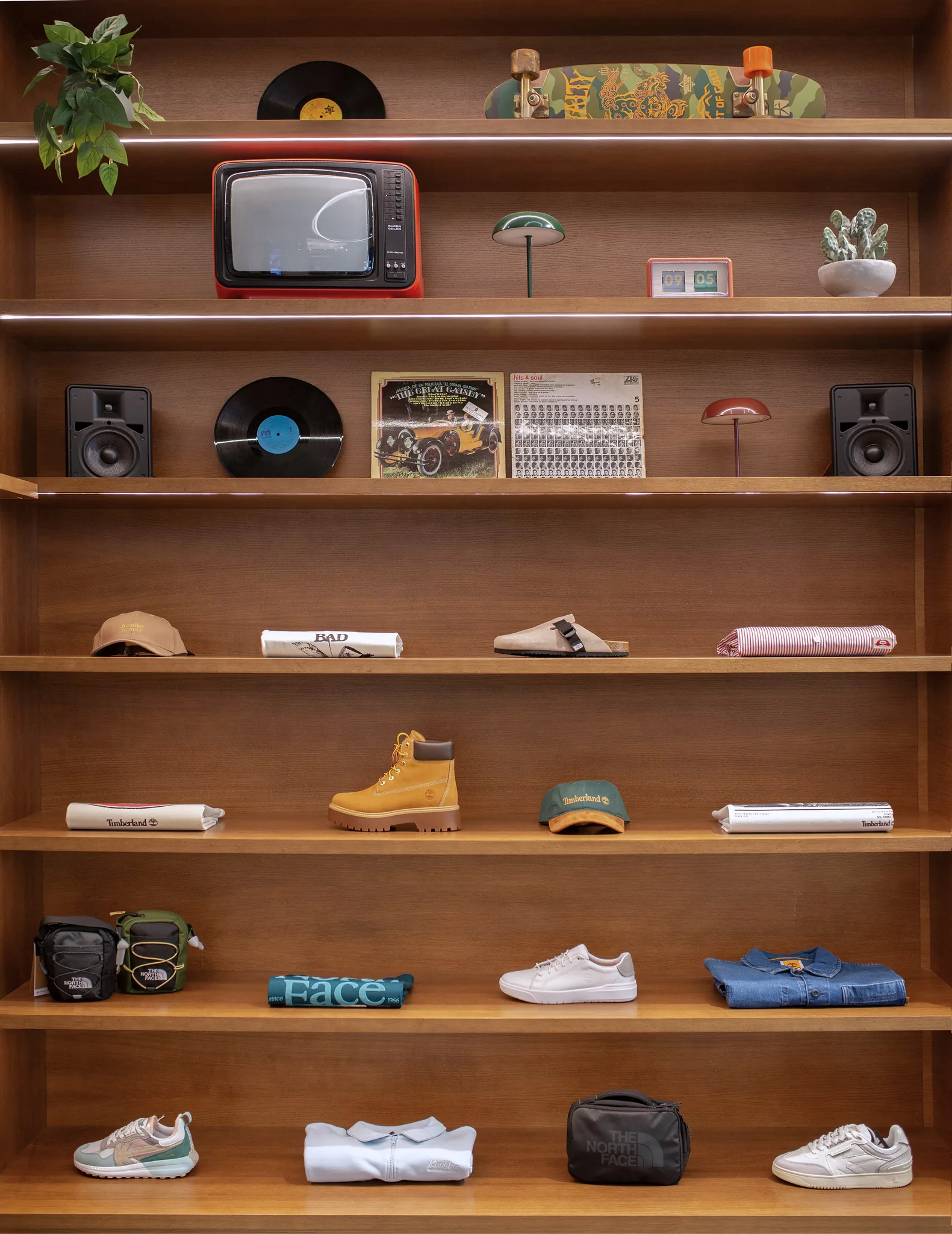Estantería con decoración de temática skate, tienda Kaotiko, Manresa