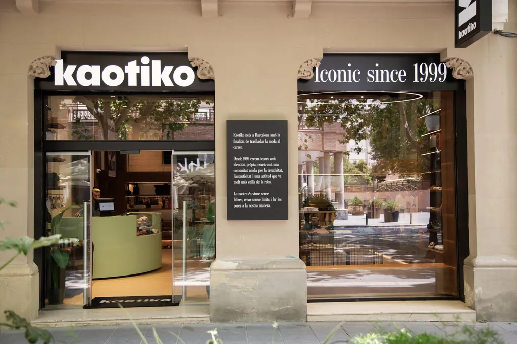 Fachada de entrada con rótulo de la tienda Kaotiko, Manresa
