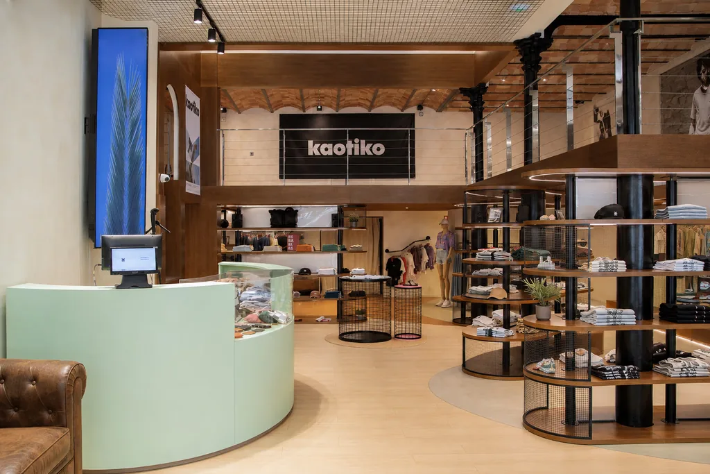 Mostrador curvo de recepción, tienda Kaotiko, Manresa