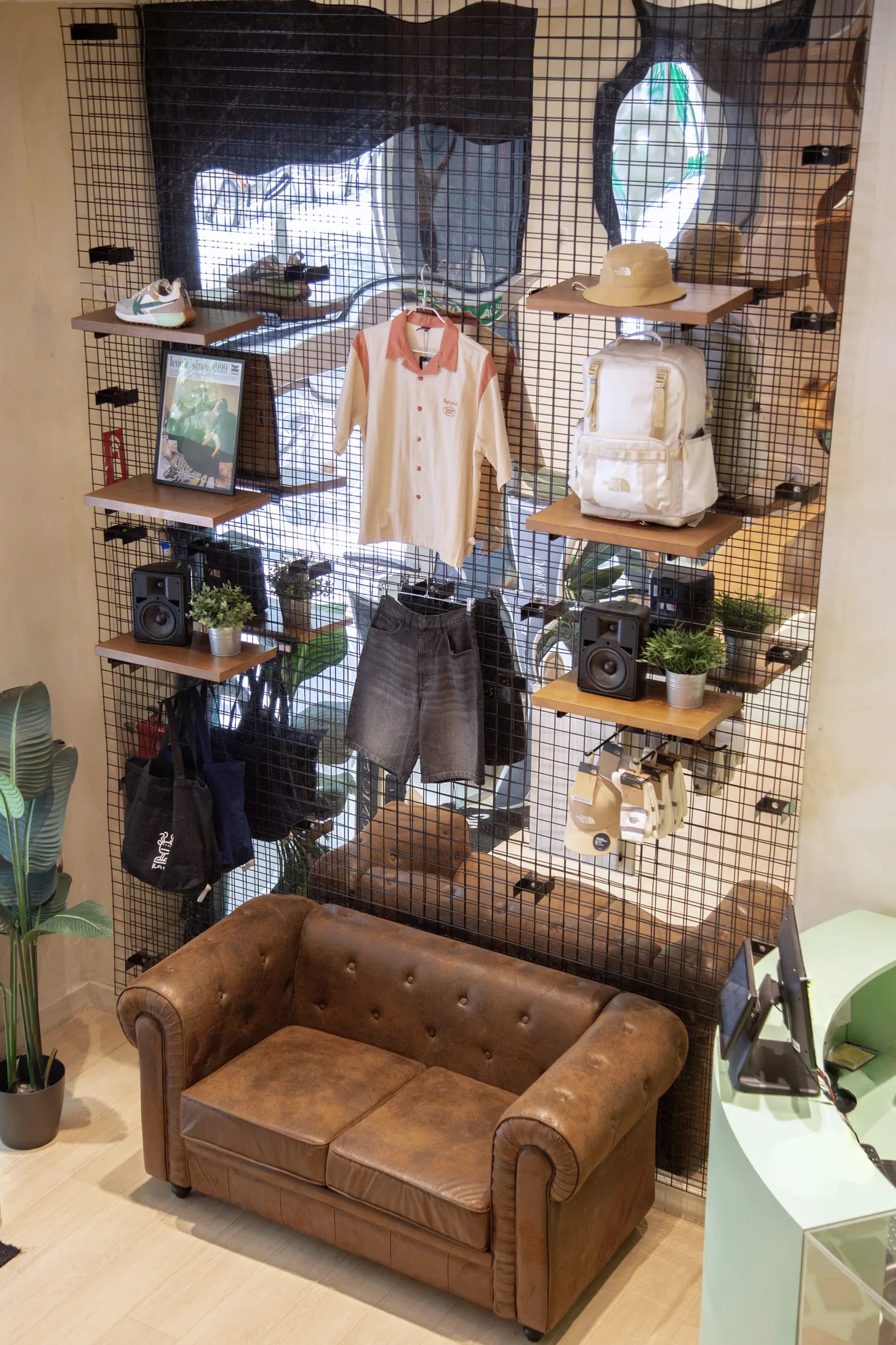 Panel de malla metálica y sofá, tienda Kaotiko, Manresa