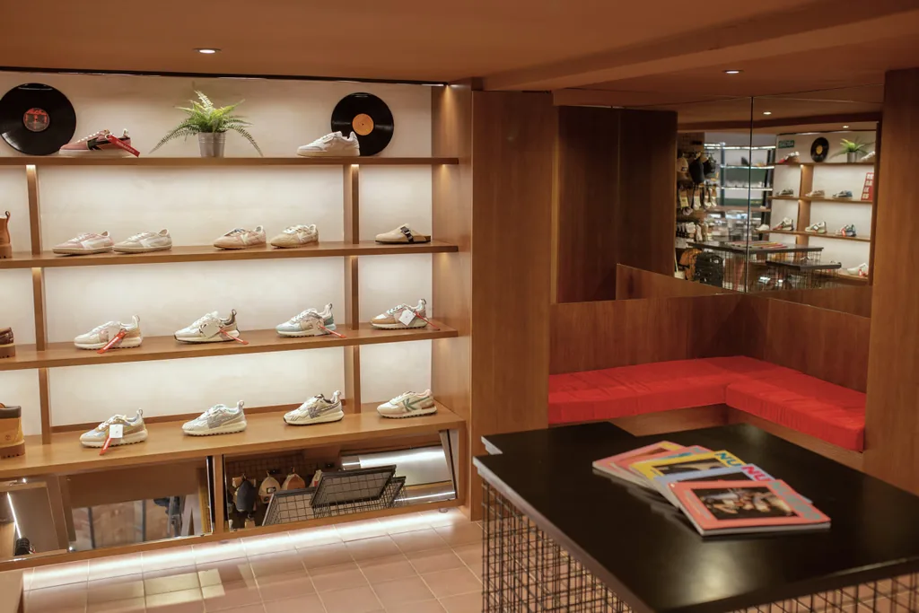 Rincón de lectura con banco rojo, diseño de espacio comercial Kaotiko, Manresa