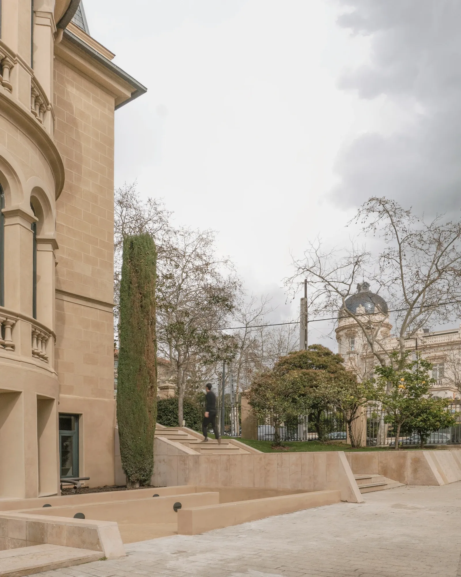 Fachada del palacete histórico con jardín, Marquesa