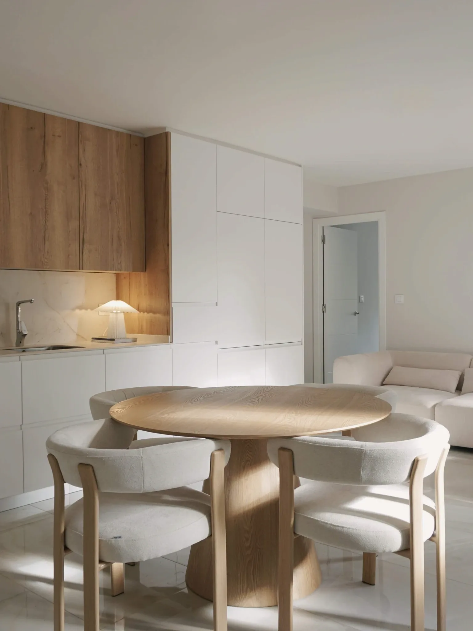 Cocina con carpintería de madera junto al salón, reforma residencial en Madrid