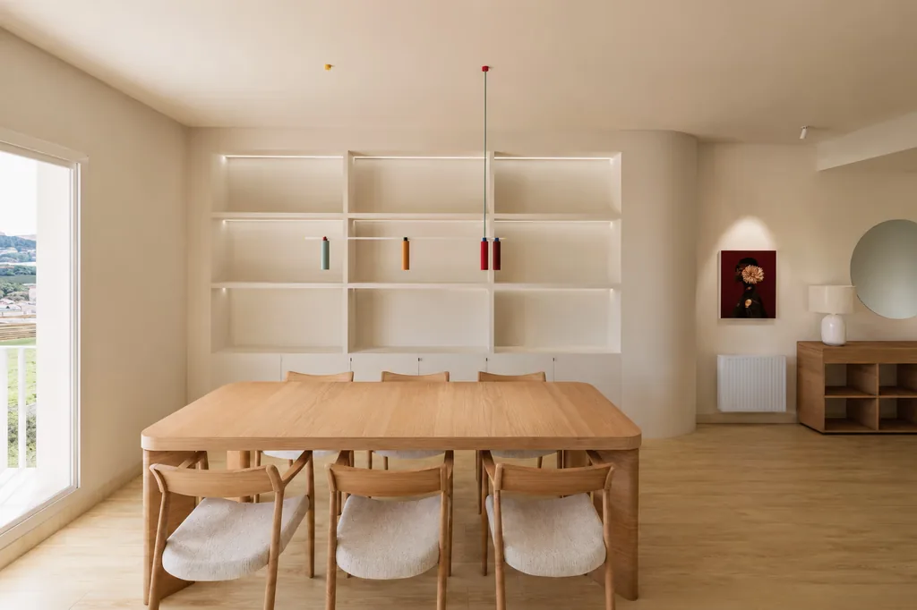 Comedor con estantería a medida, reforma de vivienda en Sarrià, Barcelona
