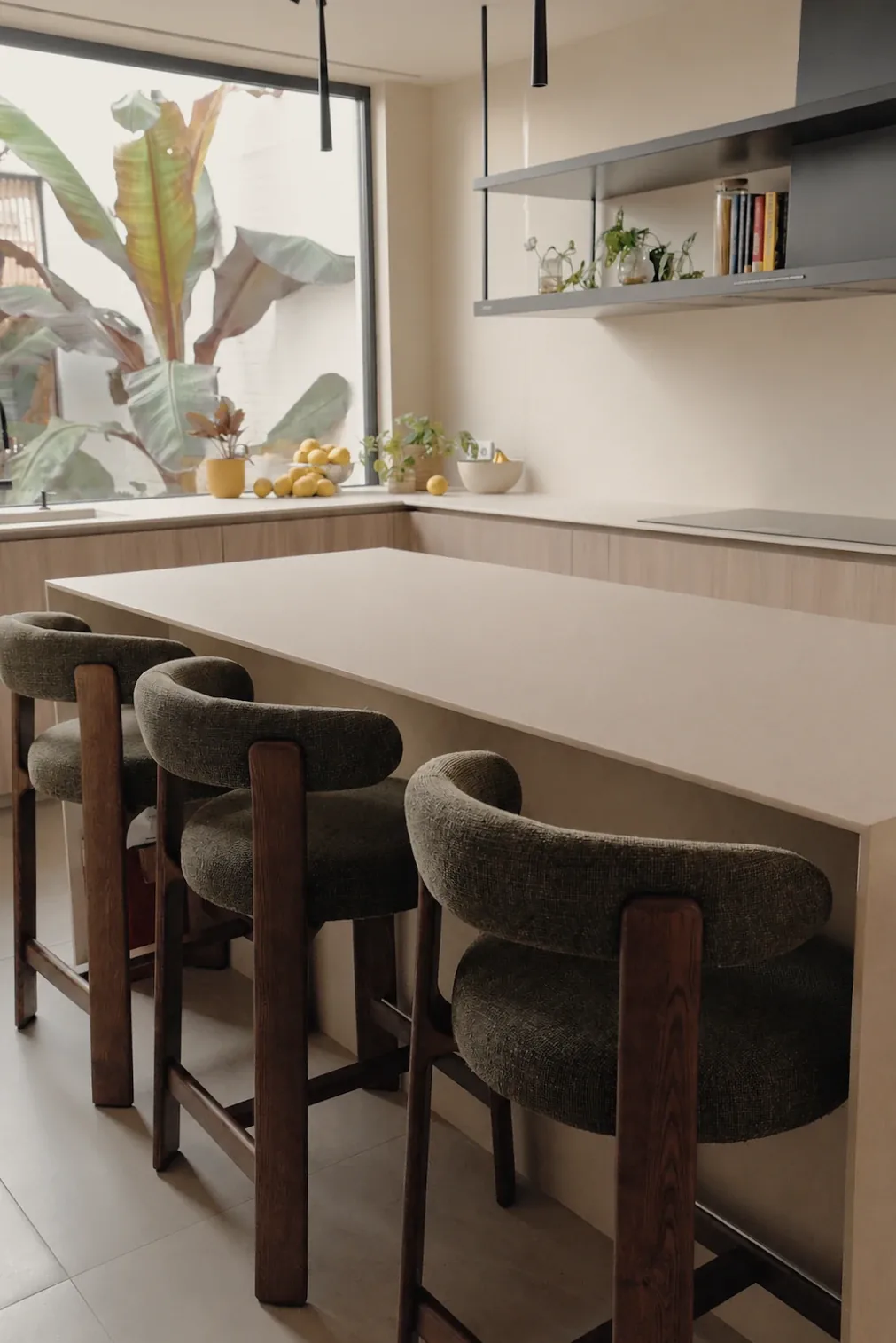 Cocina con vista al patio interior, reforma integral de vivienda en Granollers, Barcelona