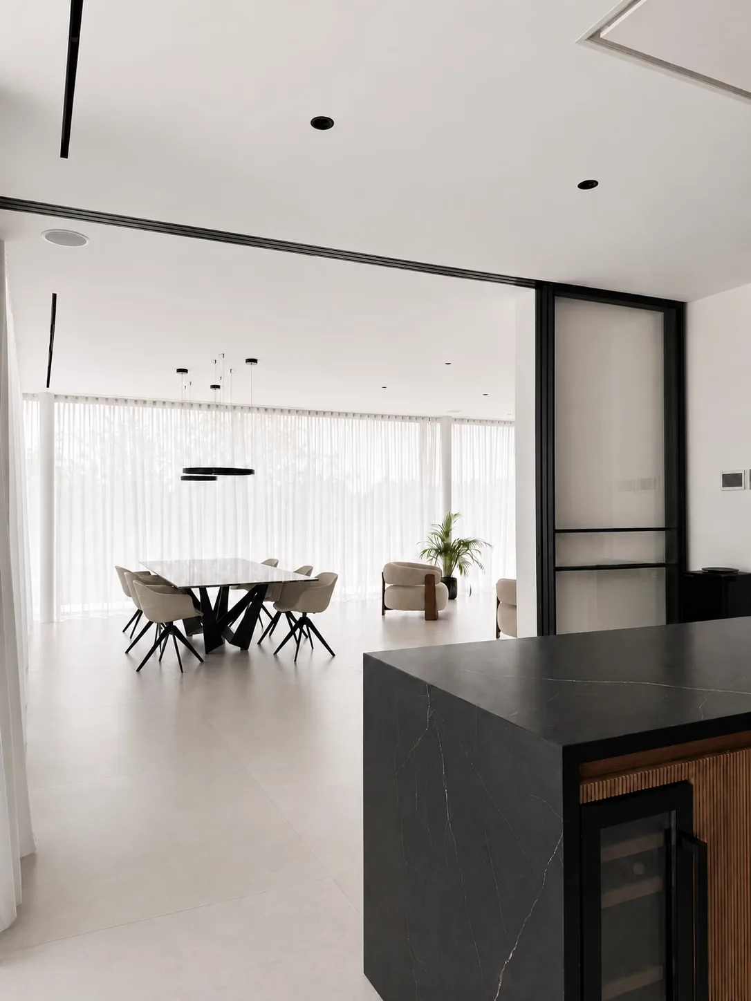 Cocina con isla en piedra natural, vivienda unifamiliar de obra nueva en Viladecavalls, Barcelona