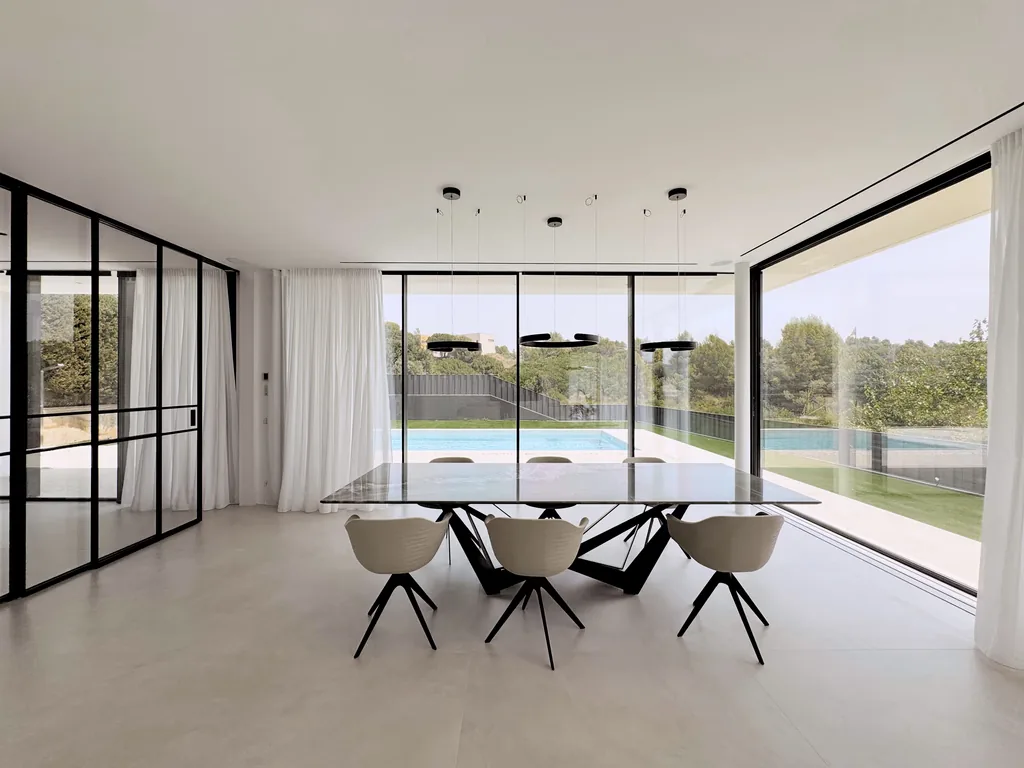 Comedor con vistas a las montañas del Vallès, vivienda unifamiliar de obra nueva en Viladecavalls