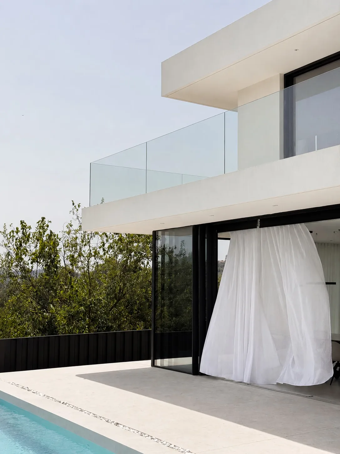 Fachada con cortina exterior de lamas, vivienda Rubina