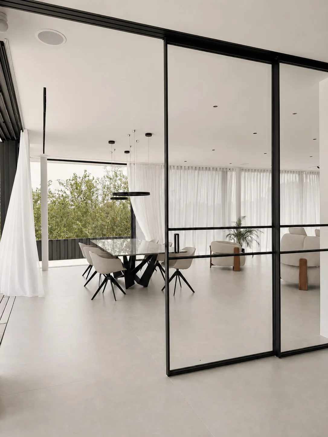 Mampara acristalada junto al comedor, vivienda unifamiliar de obra nueva en Viladecavalls, Barcelona