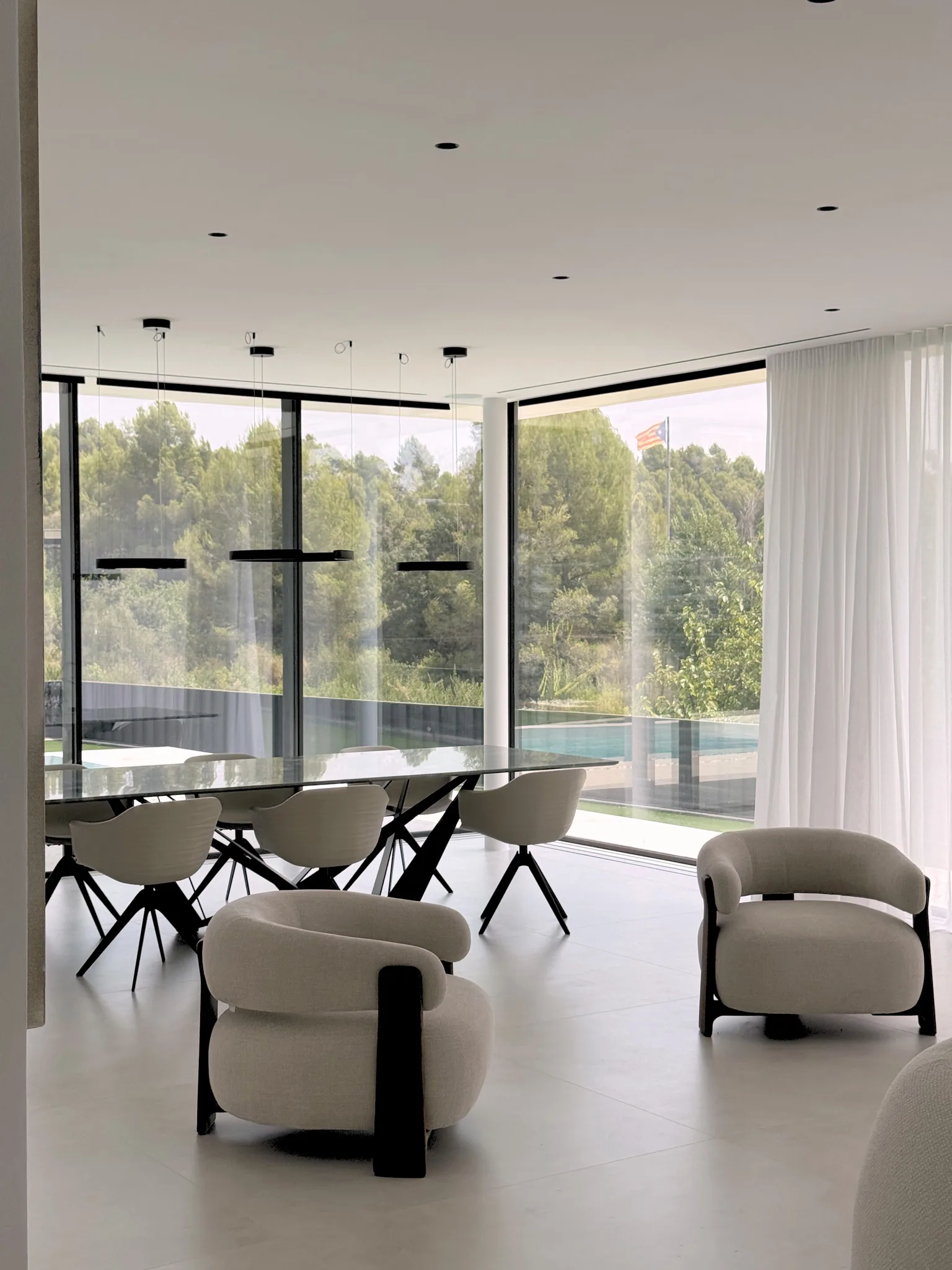 Salón de una vivienda unifamiliar de obra nueva con vistas al jardín, Viladecavalls, Barcelona
