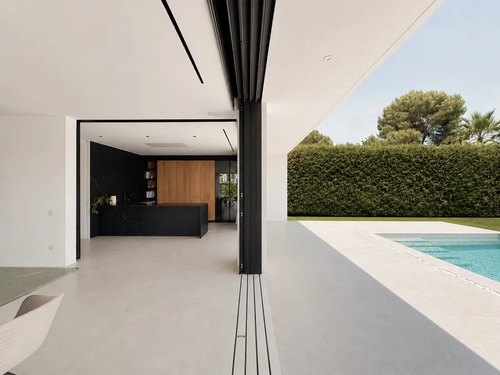 Terraza y piscina de una vivienda unifamiliar de obra nueva, Viladecavalls, Barcelona