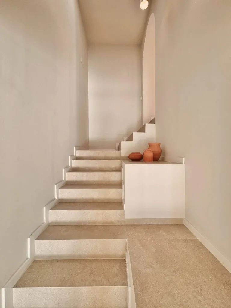 Escalera bajo un arco de paso, reforma integral Sarraina