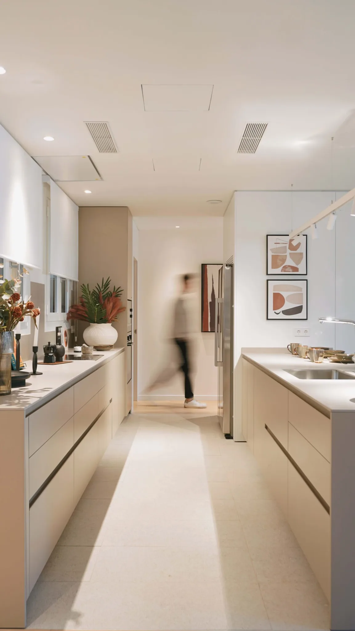 Cocina en galería con acabados en madera, rehabilitación integral en el Eixample, Barcelona
