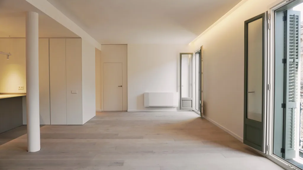 Estancia con columna original y armarios a medida, rehabilitación integral en el Eixample, Barcelona